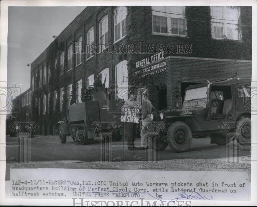 1955 Press Photo United Auto Workers Picket Chat In Front Of Headquarters - Historic Images