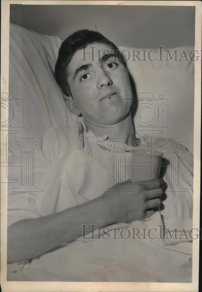 1954 Press Photo Edward Smith shown in a Cleveland Hospital - Historic Images