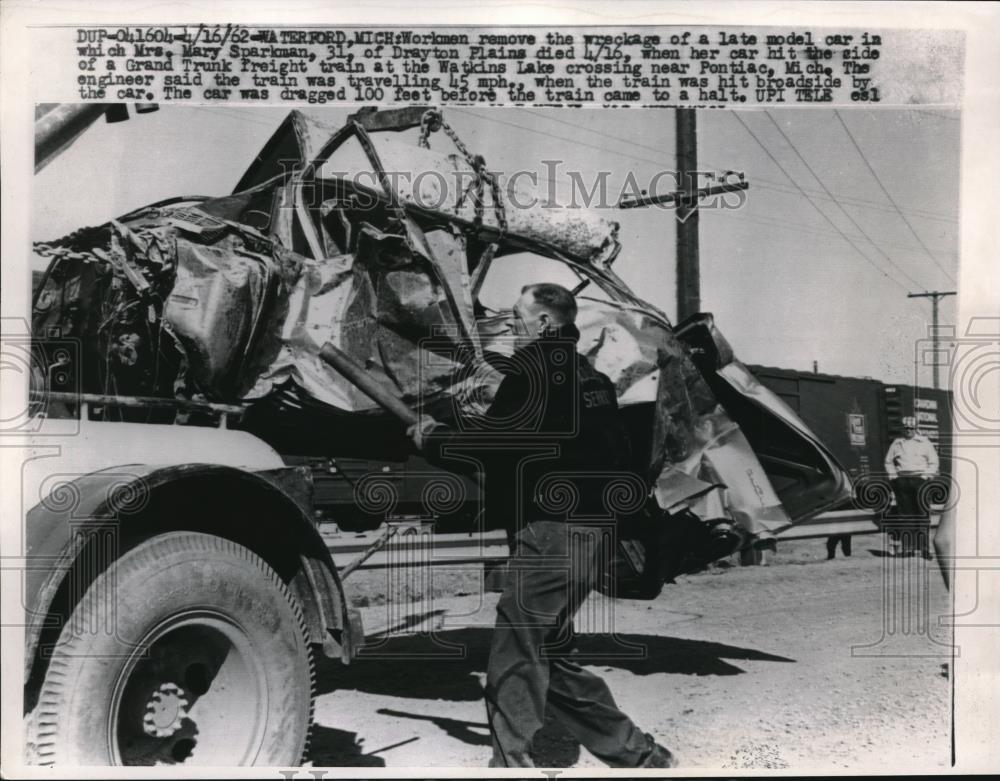 1962 Press Photo Workmen Clean Up Wreckage Car Wreck That Killed Mary Sparkman - Historic Images