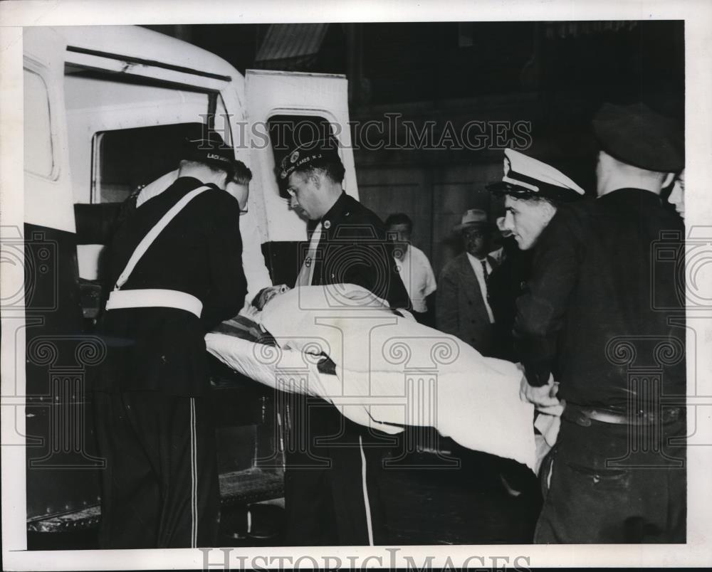 1947 Press Photo Legionaire Tom Reardon Carried To Ambulance After Fall - Historic Images