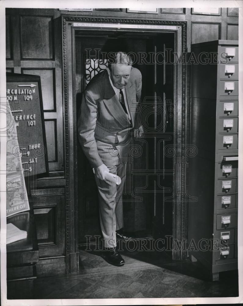 1954 Press Photo Dean Kenneth D. Johnson ducks to pass through Library door - Historic Images