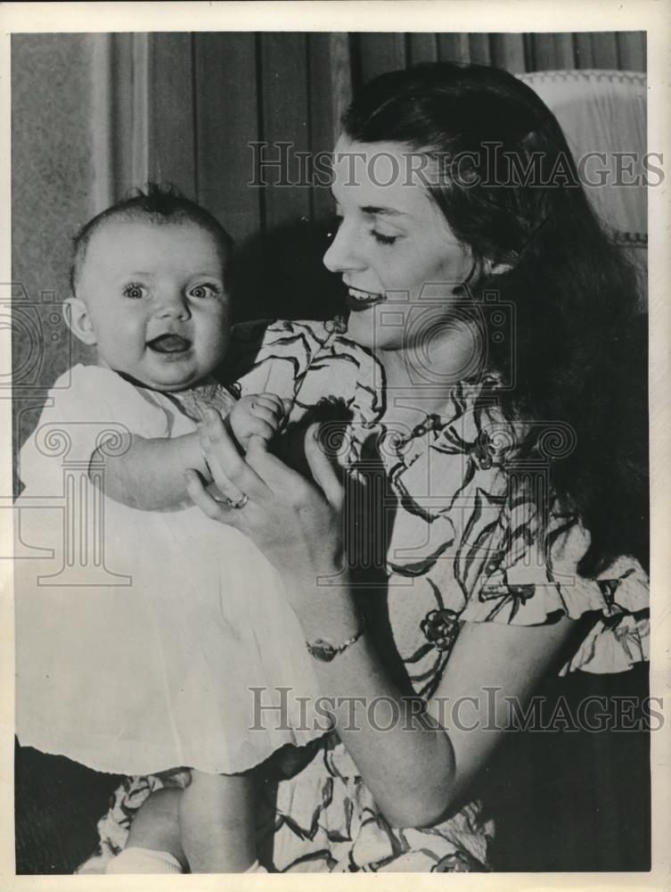 1946 Press Photo Infant, Karen Whitgrove & Mother Mrs Whitgrove Baby Underwent - Historic Images