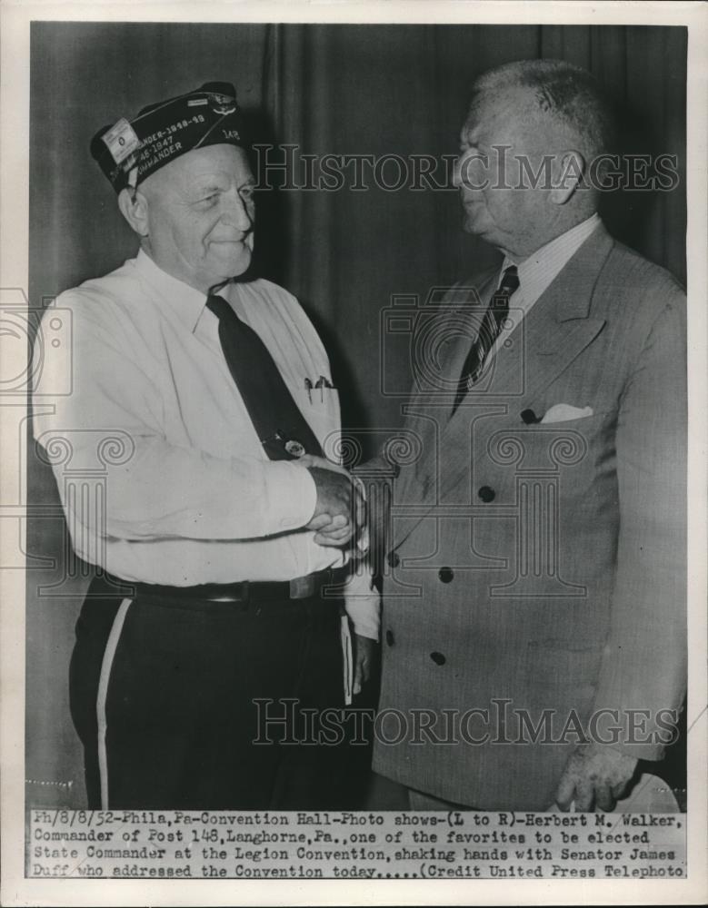 1952 Press Photo Herbert Walker shaking hands w/ Sen James Duff at Philadelphia - Historic Images