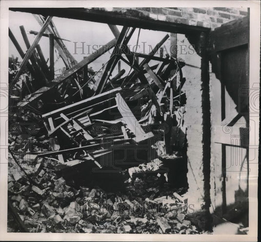 1951 Press Photo Remains of the blacksmith shop in Chicago after roof caved in - Historic Images