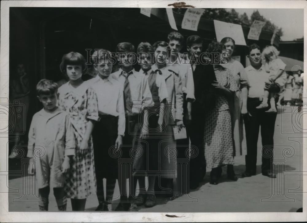 1935 Press Photo Mom &amp; dad poses w/ their entire family for a photo - neb94039 - Historic Images