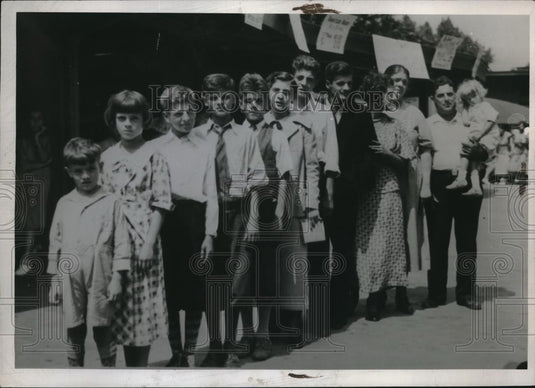 1935 Press Photo Mom & dad poses w/ their entire family for a photo - neb94039 - Historic Images
