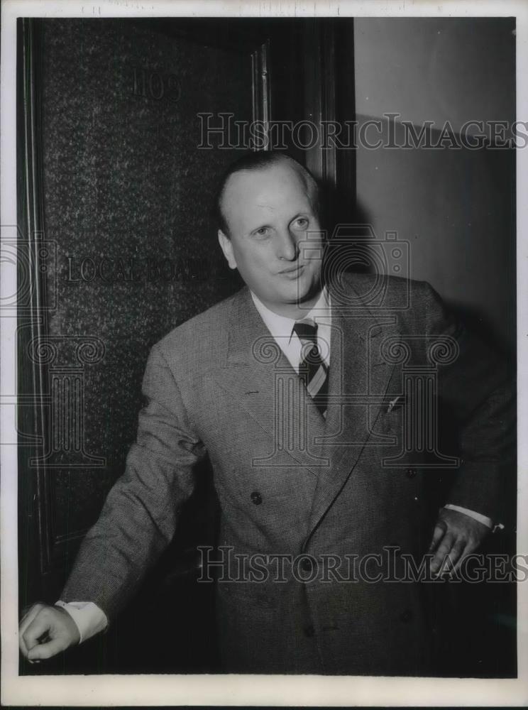 1944 Press Photo Anheuser Busch heir showing up to draft board in New York - Historic Images