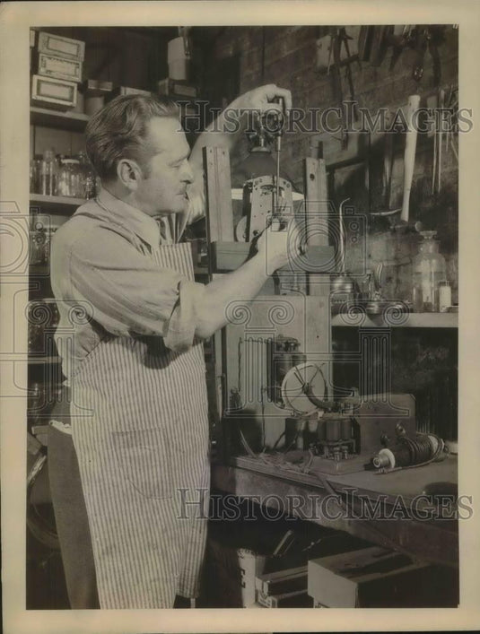 1945 Press Photo Dr Schmidhofer Scientist Adjust Silent Burglar Alarm - Historic Images