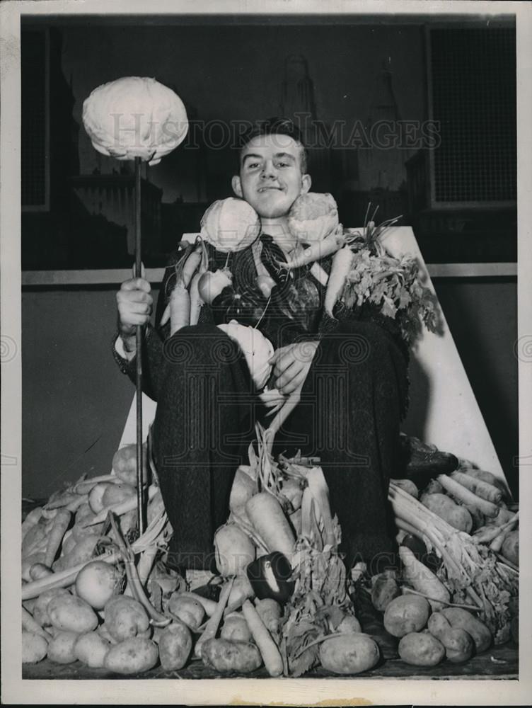 1943 Press Photo Wayne R. Ennen Member Of The 4-H Club &amp; Future Farmers - Historic Images