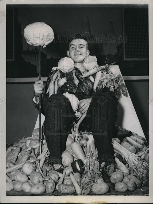 1943 Press Photo Wayne R. Ennen Member Of The 4-H Club & Future Farmers - Historic Images