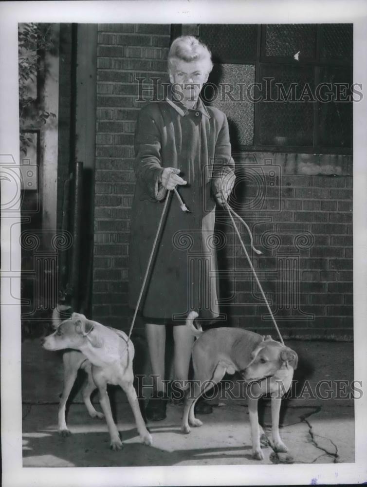 1946 Press Photo NYC, Shirley H Duncan with her dogs at court due to complaints - Historic Images