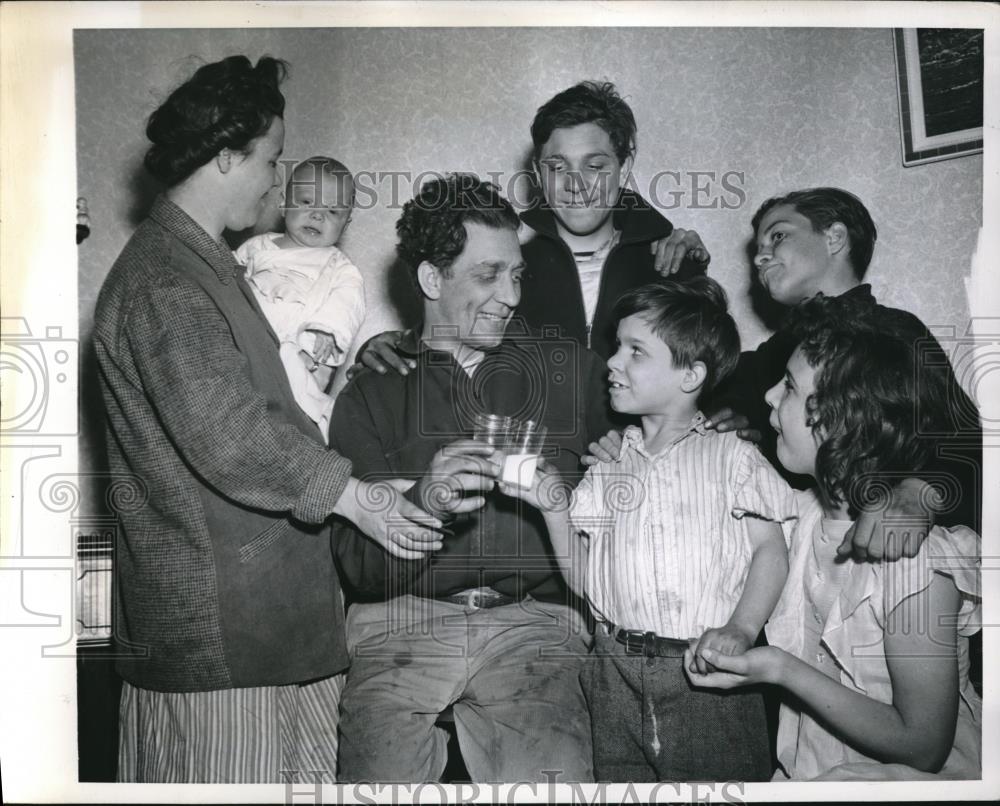 1944 Press Photo Benjamin Donia,Benjamin Jr.,Catherine,Bobby,Frank,John,Grace - Historic Images