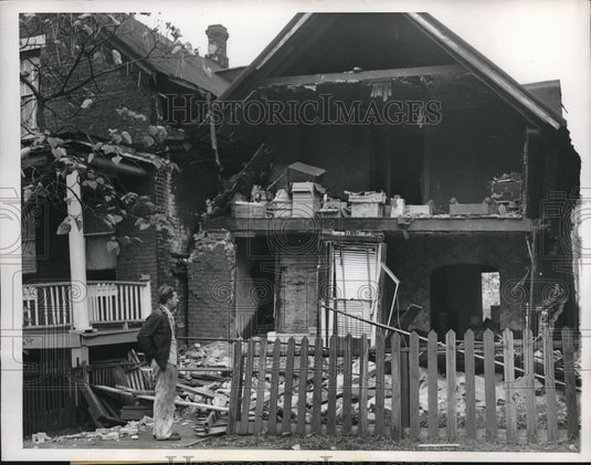 1949 Press Photo Neighbor Nick Kuesis Looks at Debris When House Collapsed - Historic Images