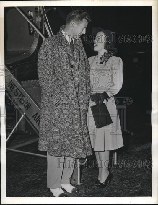 1941 Press Photo George Vierira on 2 Day Furlough with Marjorie Keeler - Historic Images