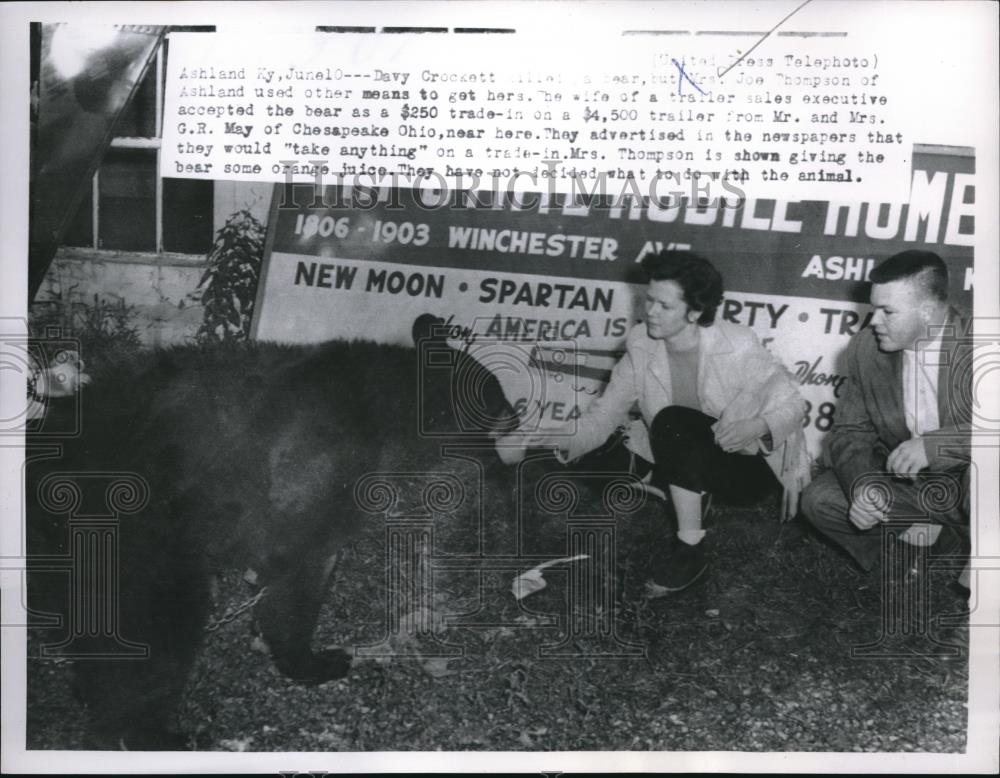 1955 Press Photo Mr &amp; Mrs Joe Thompson accepting a bear as trade off to Tractor - Historic Images