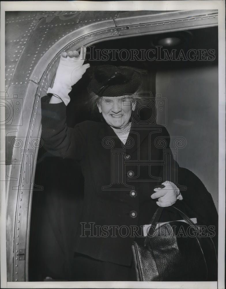 1946 Press Photo Mary Wooten arriving at Burbank Airport, Ca from Aukland, NZ - Historic Images