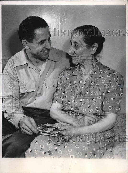 1946 Press Photo Chicago, Mrs Margaret Wagner & ex GI son Al & pics of sons - Historic Images