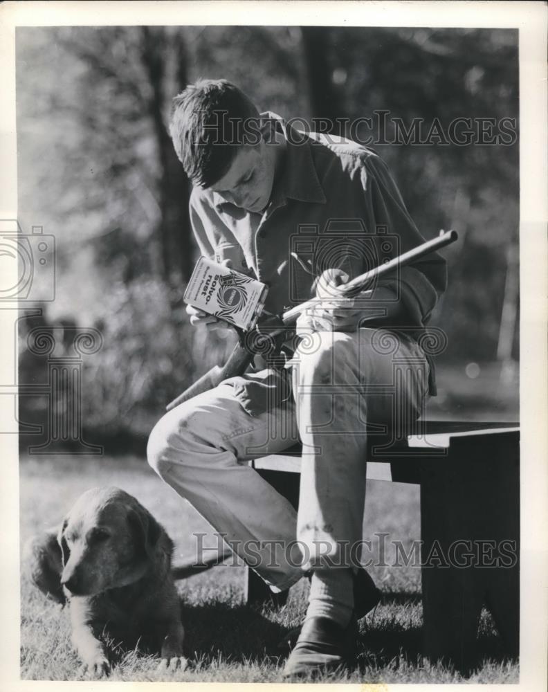 1962 Press Photo Cleaning Gun With Formula Solvo Rust by Permatex Company - Historic Images