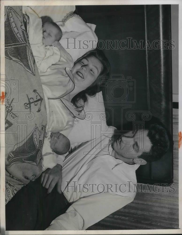 1945 Press Photo Wash.D.C. Maxwell Graybill, Navyworker &amp; his wife &amp; baby twins - Historic Images