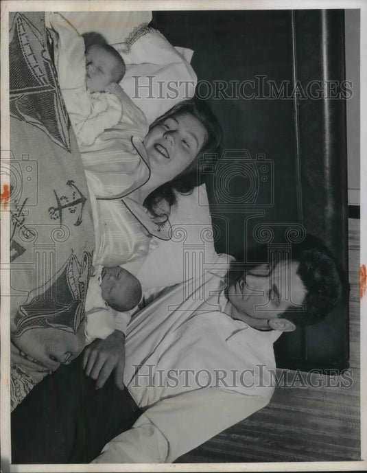1945 Press Photo Wash.D.C. Maxwell Graybill, Navyworker & his wife & baby twins - Historic Images