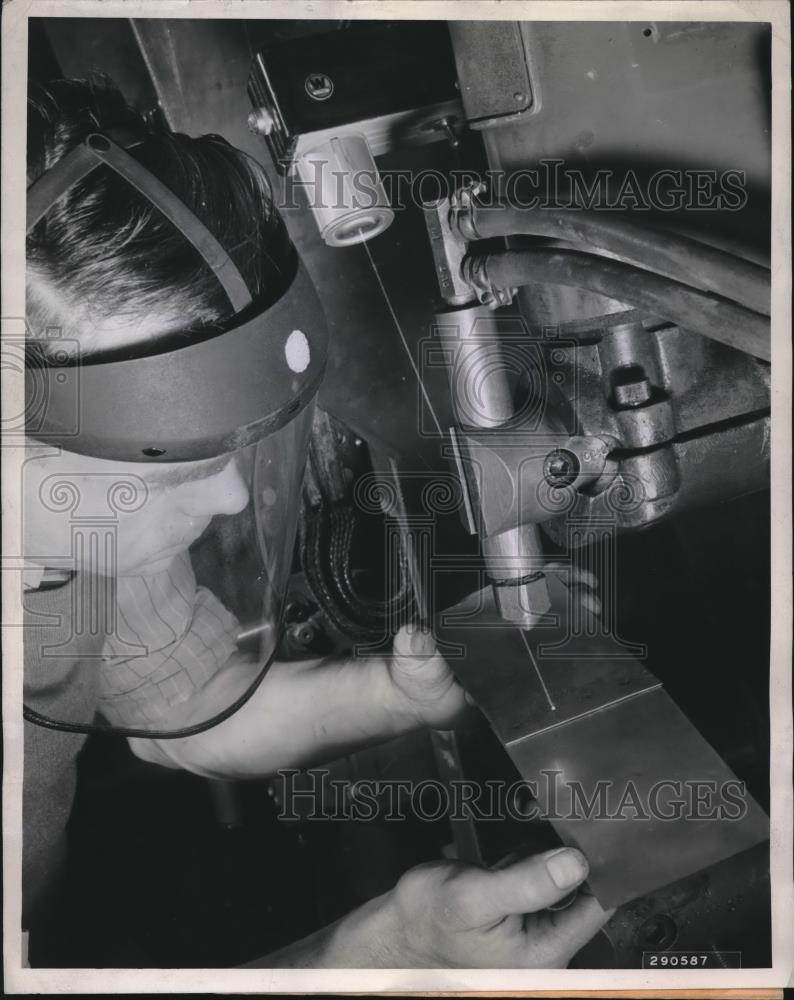 1944 Press Photo AB White research engineer for Westinghouse Electric &amp; Mfg Co - Historic Images