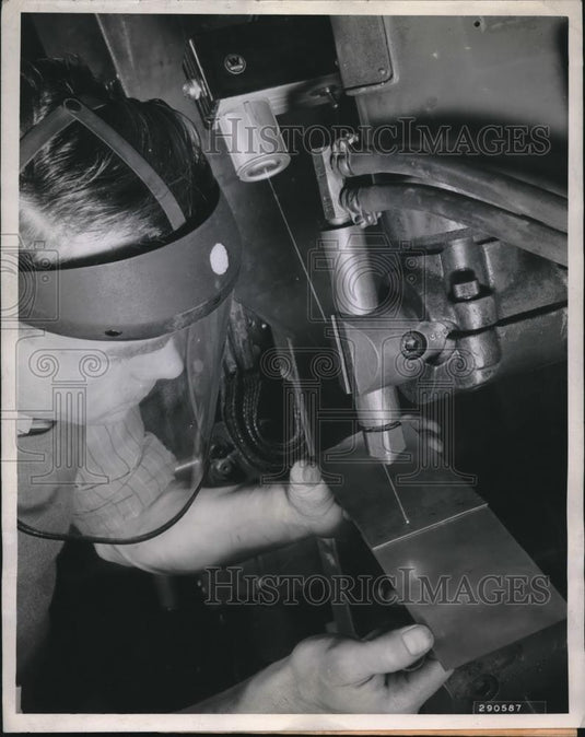 1944 Press Photo AB White research engineer for Westinghouse Electric & Mfg Co - Historic Images