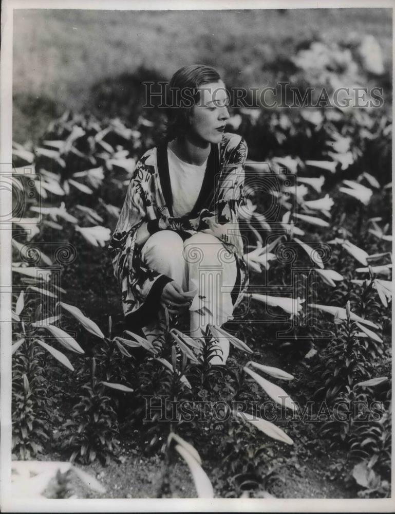 1932 Press Photo Marianne Van Rensselaer Eastern Lillies - neb95047 - Historic Images