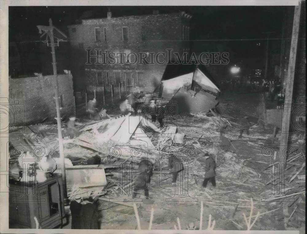 1934 Press Photo Firemen &amp; Police Search Wreckage of 2-Story Building Collapsed - Historic Images