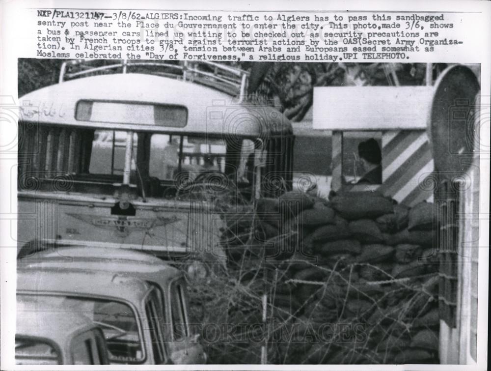 1962 Press Photo Algiers, Algeria, traffic at sentry post due to OAS terriosts - Historic Images