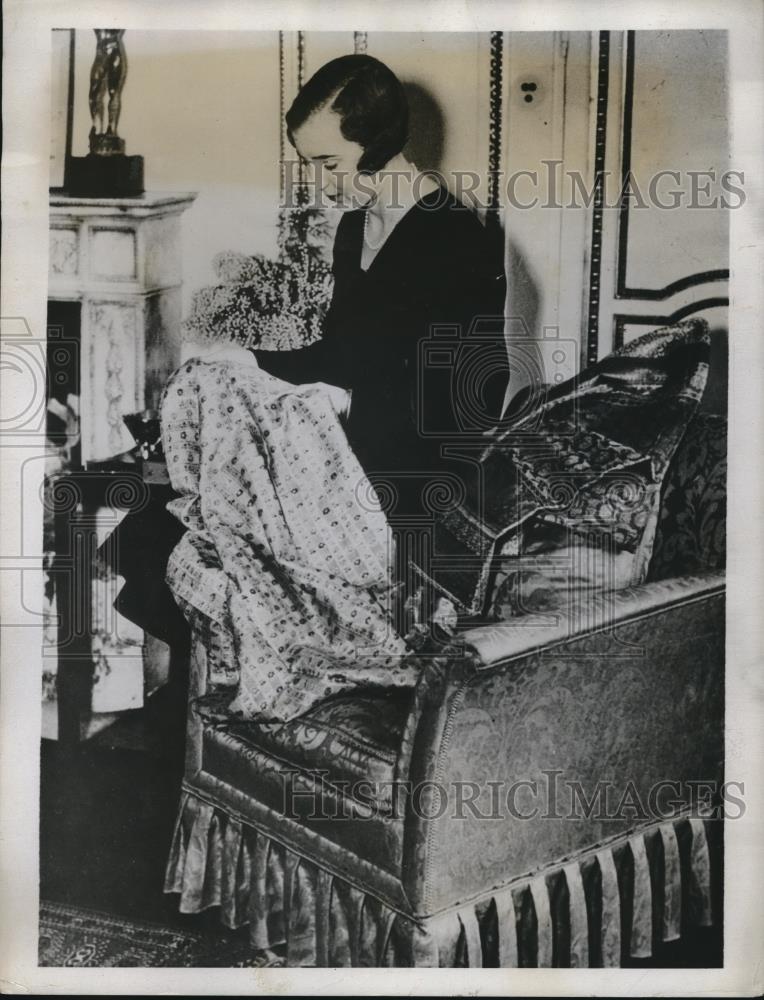 1936 Press Photo Princess Ingrid of Denmark doing needlework - Historic Images