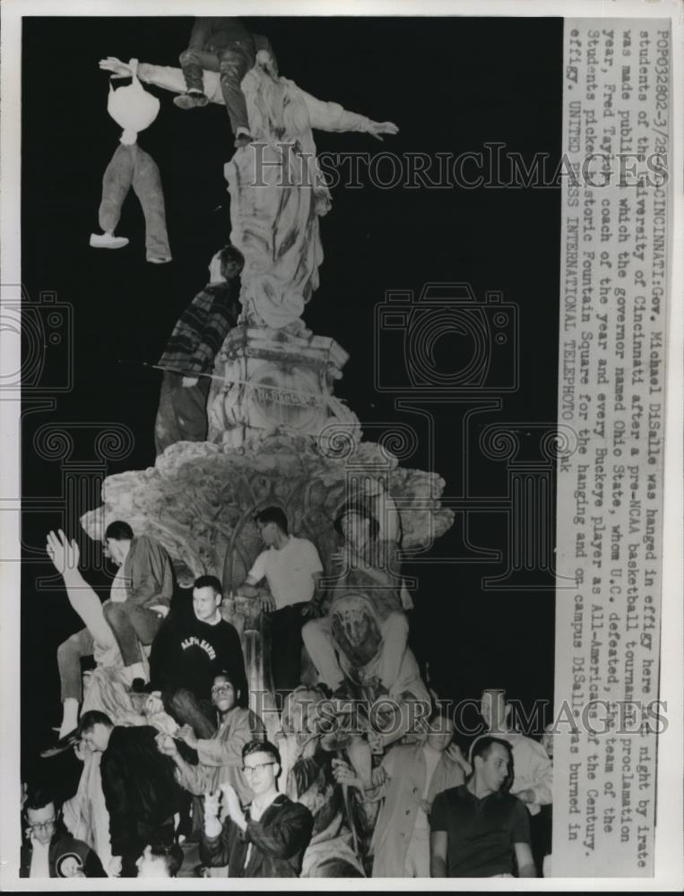 1961 Press Photo Univ. Cincinnati Students Hung Gov. Michael DiSalle in Effigy - Historic Images