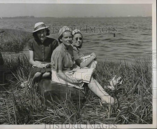 1939 Press Photo Watching Retriever Exhibition at 11th Annual Dog Show Monmouth - Historic Images