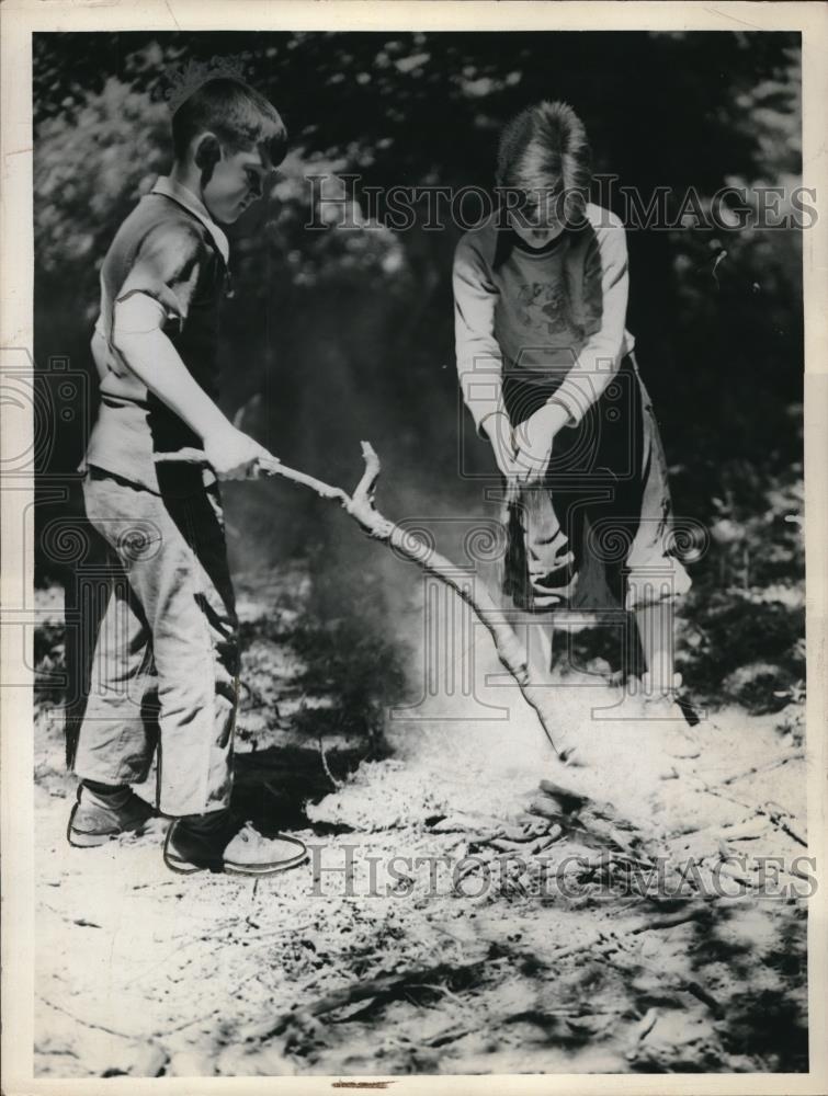 1938 Press Photo Two youngsters demonstrate campfire safety at a park - Historic Images