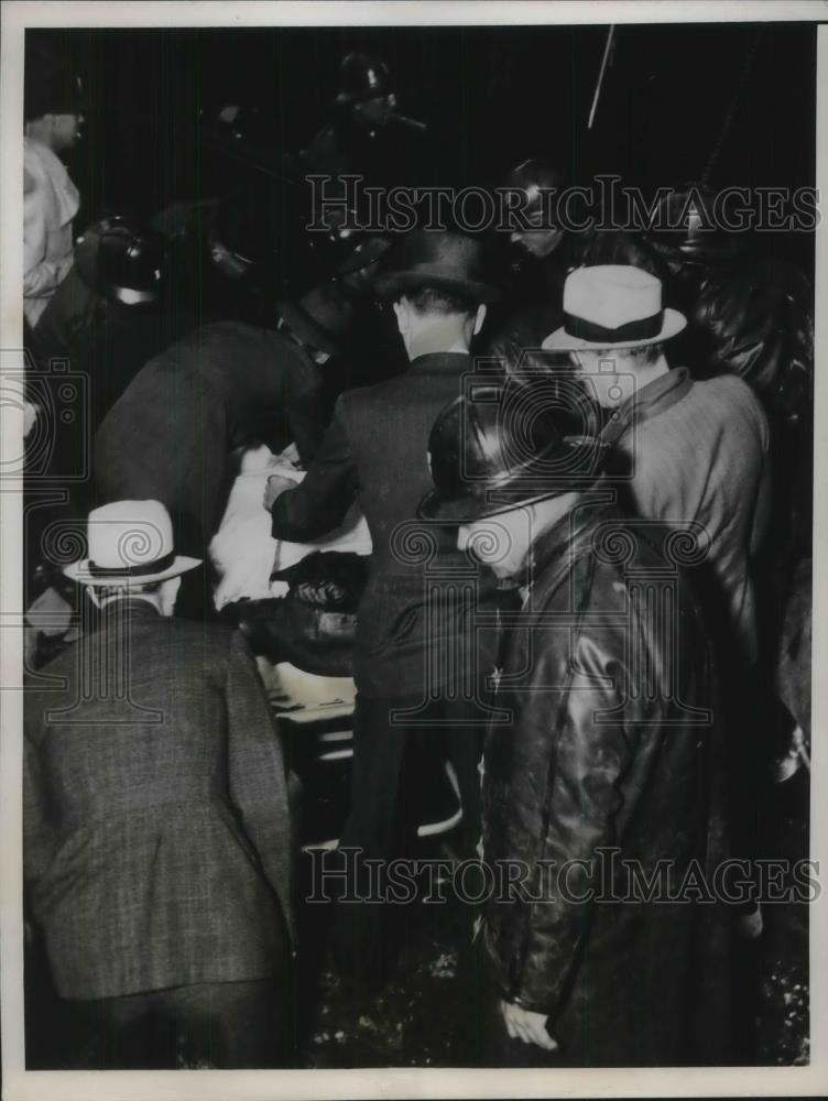 1938 Press Photo Burned Fire Victim Removed From Burning Terminal Hotel - Historic Images