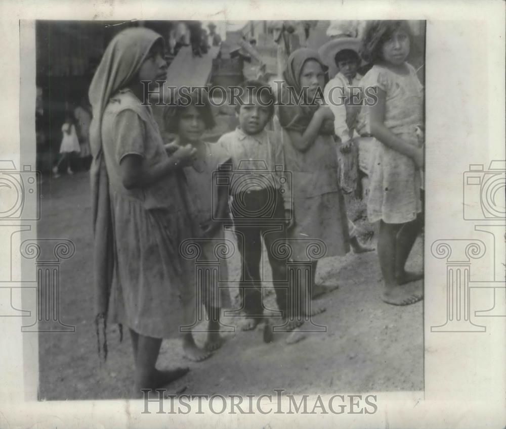 1935 Press Photo Indian children gather at Merida to watch Brice bring ship down - Historic Images