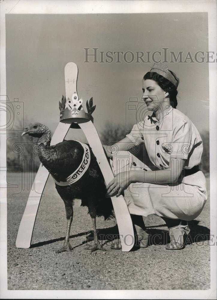 1937 Press Photo Miss Artella Turley Introduces King Norbest Chosen After Tests - Historic Images