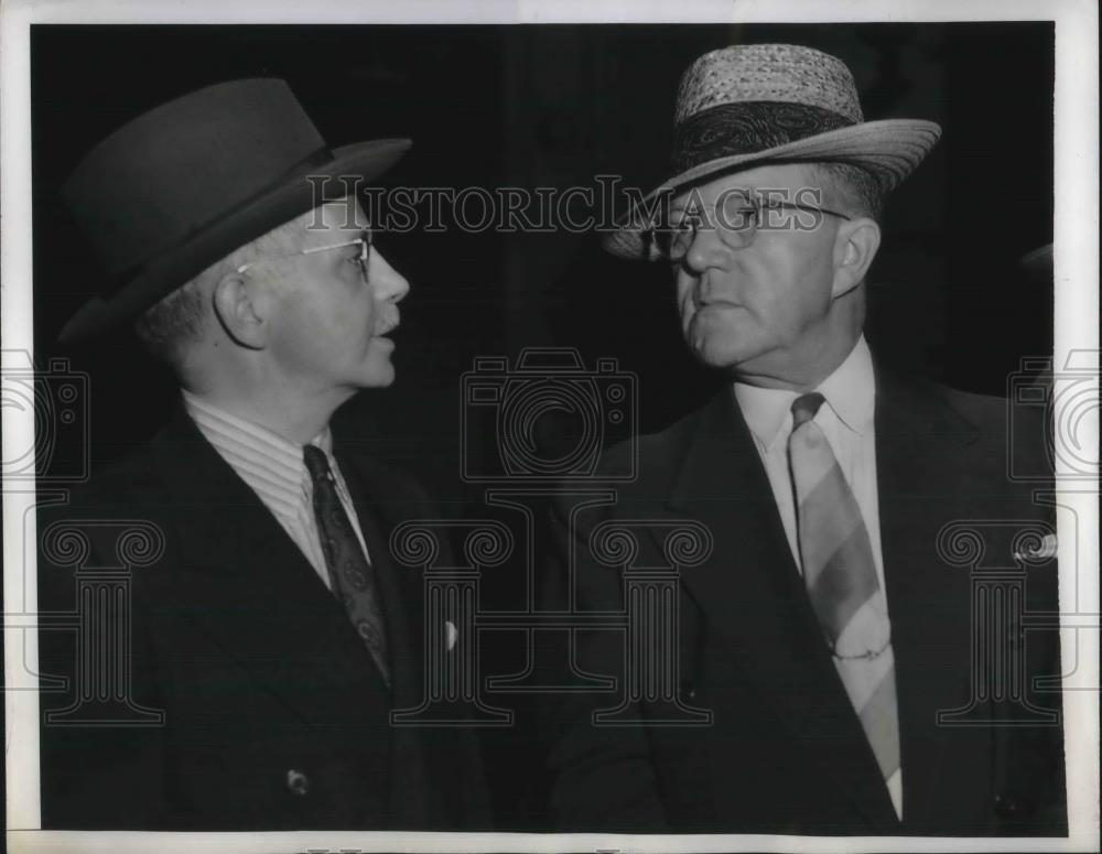 1943 Press Photo NYC. police comm. Lewis Valentine *&amp; Walter White of SACP sec. - Historic Images