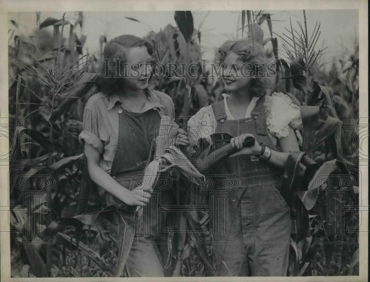1934 Press Photo Kalittla Mulerhill Green with Friend - neb95121 - Historic Images