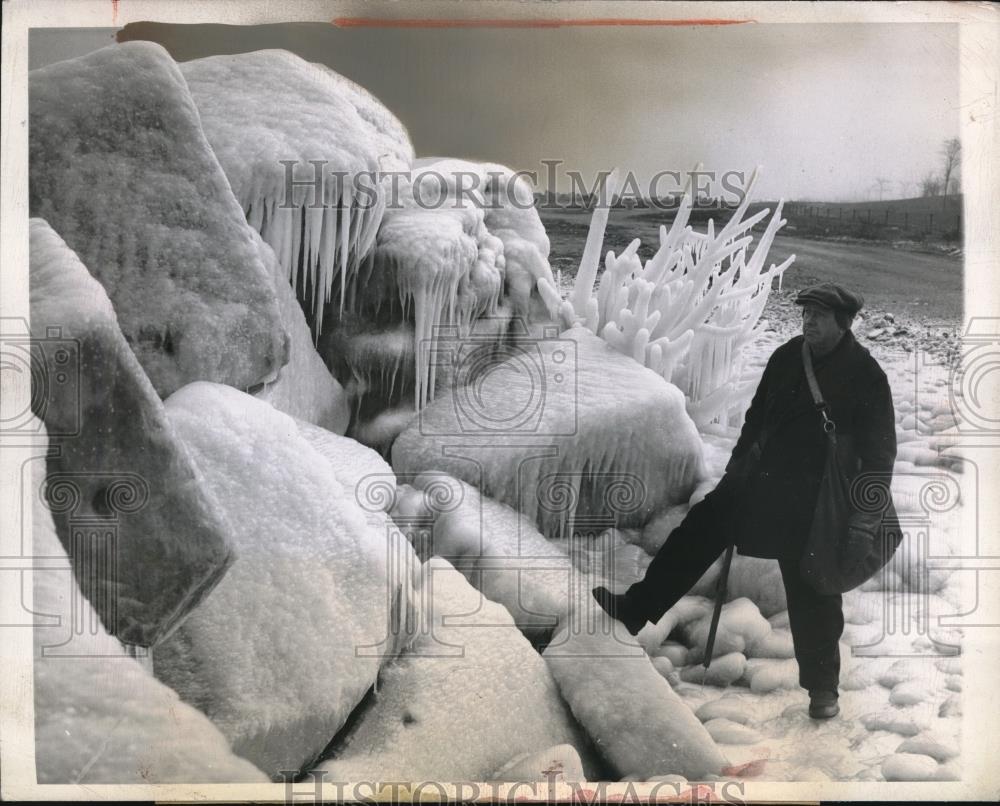 1943 Press Photo Chicago, Ill. South side lakefront ice &amp; snow as temps drop - Historic Images