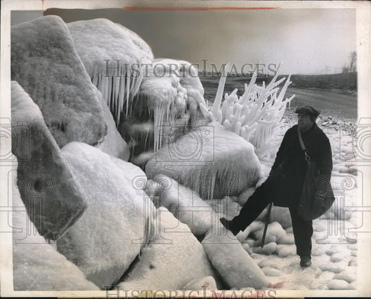1943 Press Photo Chicago, Ill. South side lakefront ice & snow as temps drop - Historic Images