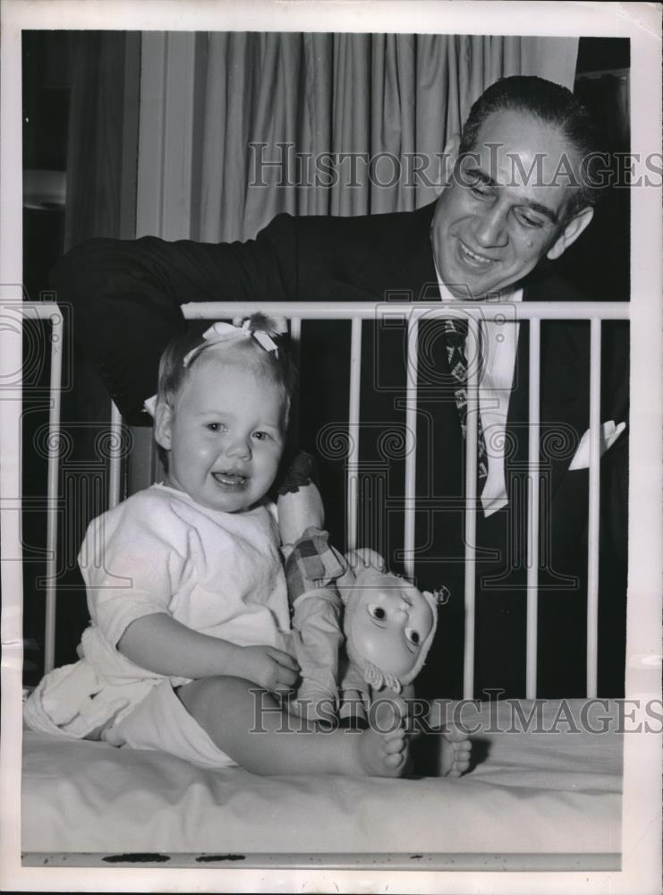 1951 Press Photo New York City mayor greeting young girl during tour of hospital - Historic Images