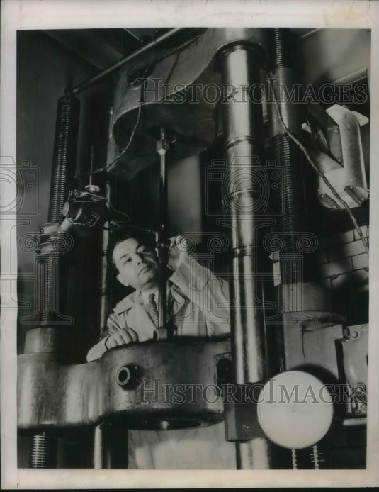 1948 Press Photo Crucible Steel Research Laboratories Peter payson - Historic Images