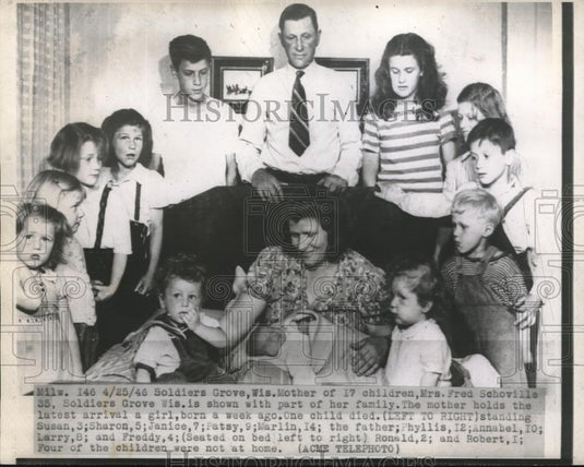 1946 Press Photo Mrs. Fred schoville Susan, Sharon, Janice, Patsy, Marlin, - Historic Images