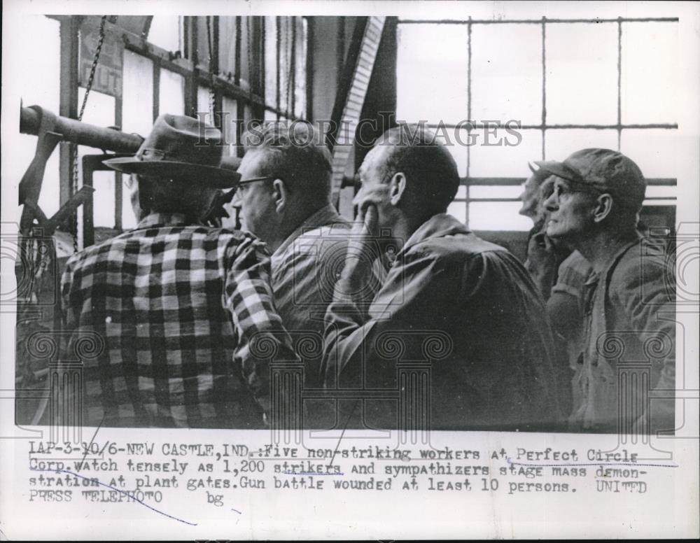 1955 Press Photo Five Non Striking Workers At Perfect Circle Corp. Watching - Historic Images