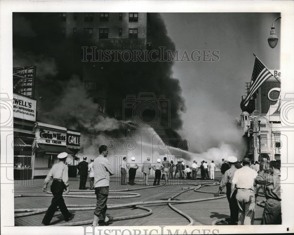 1944 Press Photo Fire damages Knickerbocker Hotel in Atlantic City - Historic Images