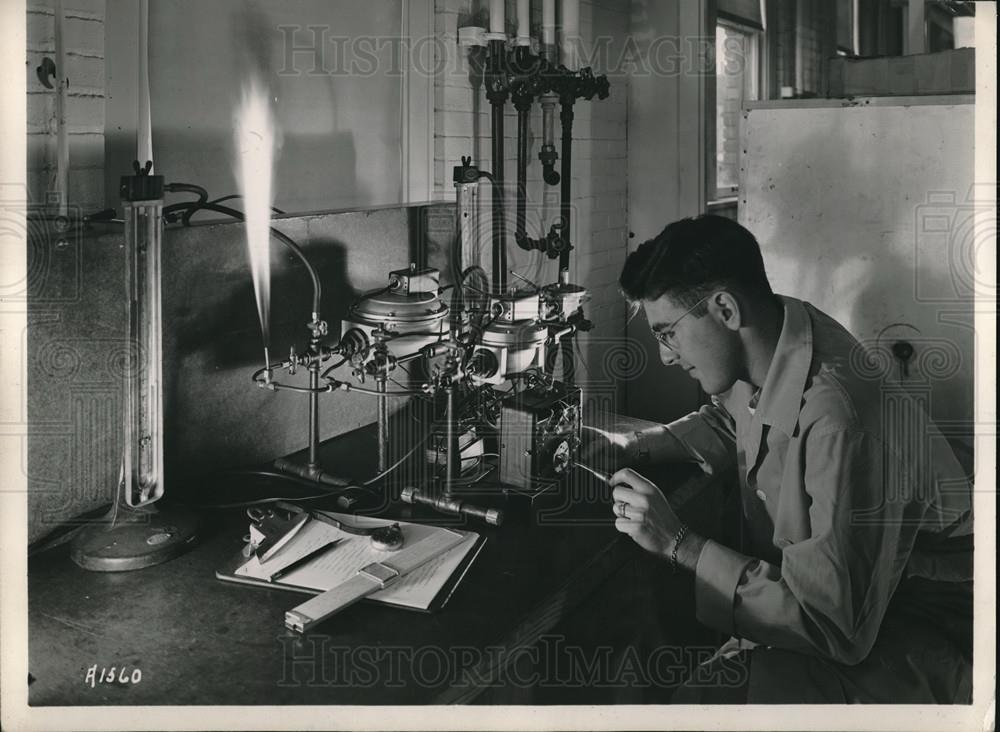 1953 Press Photo Stanley Blackman doing research at American Gas Assn Labs - Historic Images