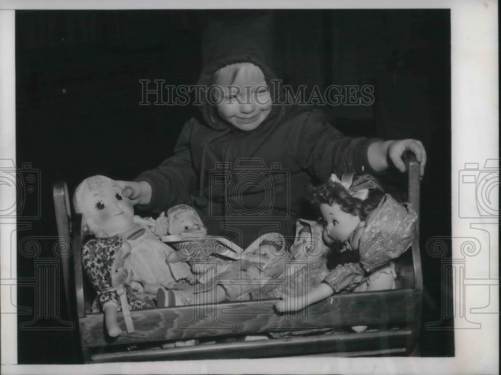 1946 Press Photo Young Sheila Barry with Cradle of Dolls Made by Blind Craftsmen - Historic Images