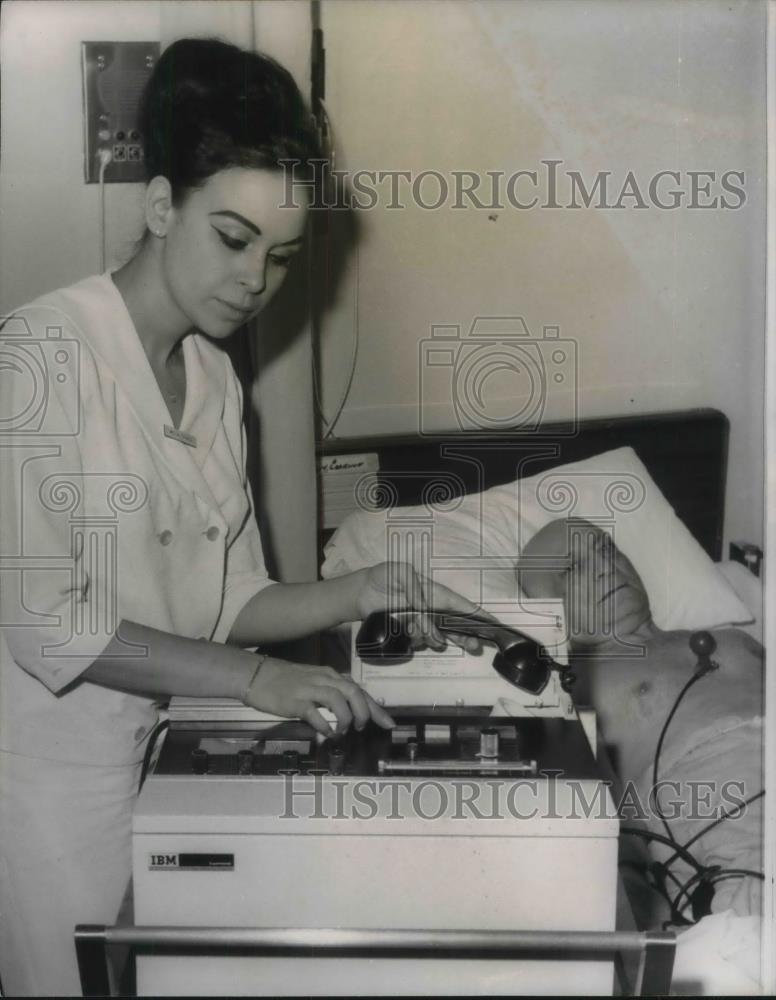 1966 Press Photo Gail Richards Laboratory Technician at Mt Sinai Hospital, NY - Historic Images