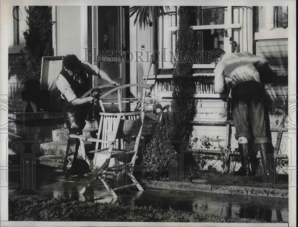 1934 Press Photo BJ Nilon &amp; son clean flood damage at La. Calif. home - Historic Images