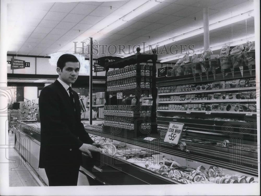 Press Photo Robert Lewis Co-Manager in Frozen Food Section at Fishers - Historic Images
